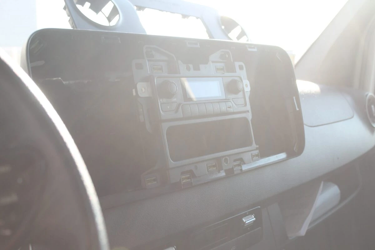 Mercedes Sprinter 2021 : grand écran Alpine INE-F904D avec CarPlay