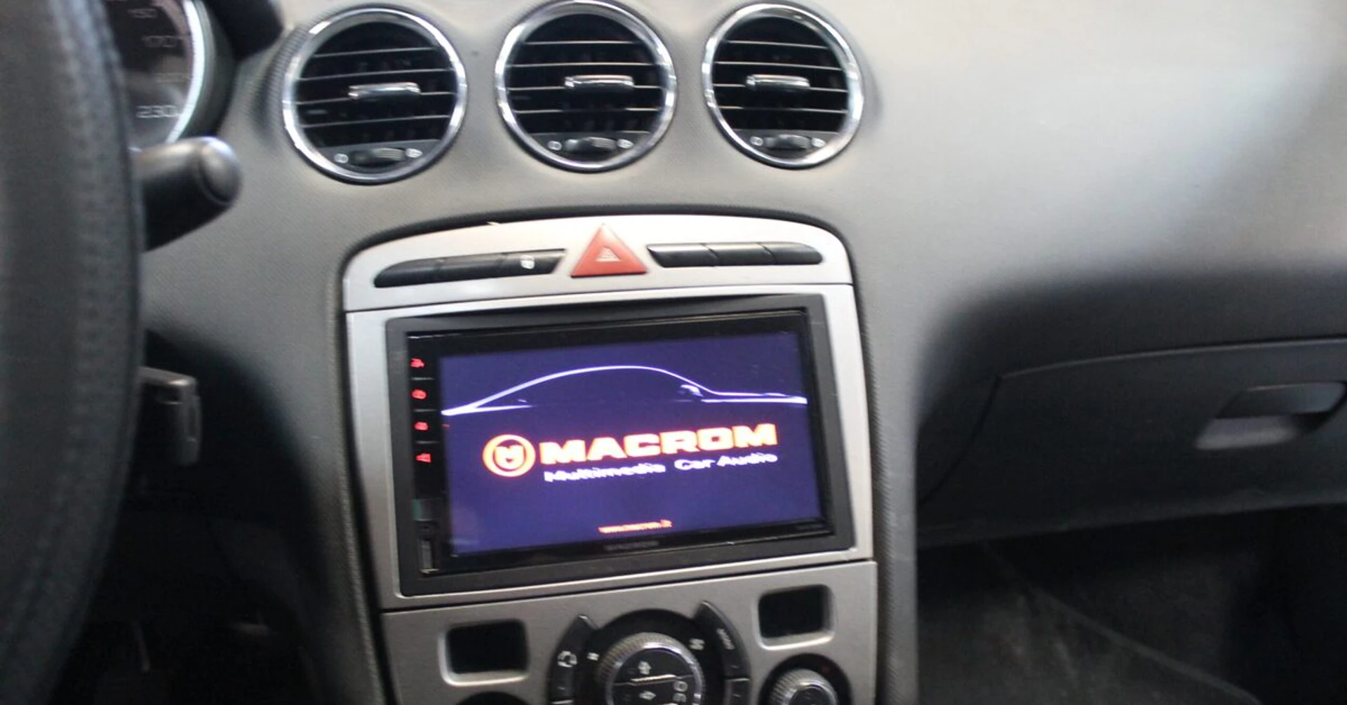 Peugeot 308 : autoradio Macrom CarPlay et Android Auto