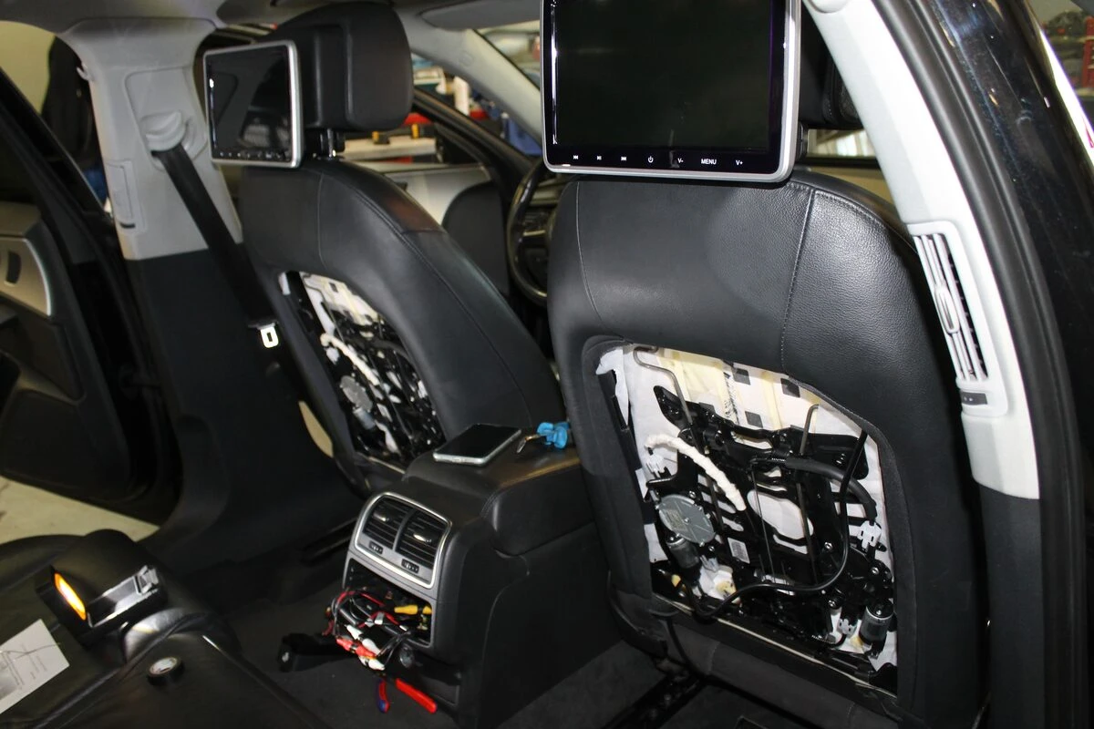 Audi Avant : tablettes tactiles DVD aux appuie-têtes