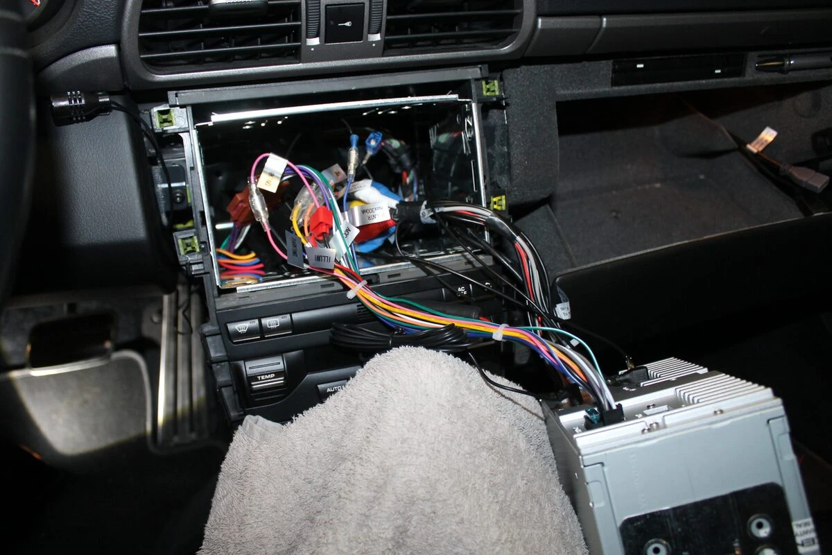 Porsche 997 Carrera : autoradio Zenec 2 DIN avec CarPlay