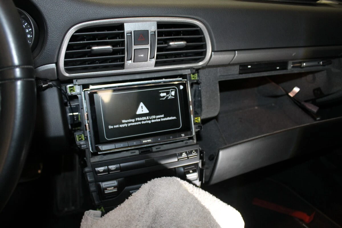 Porsche 997 Carrera : autoradio Zenec 2 DIN avec CarPlay