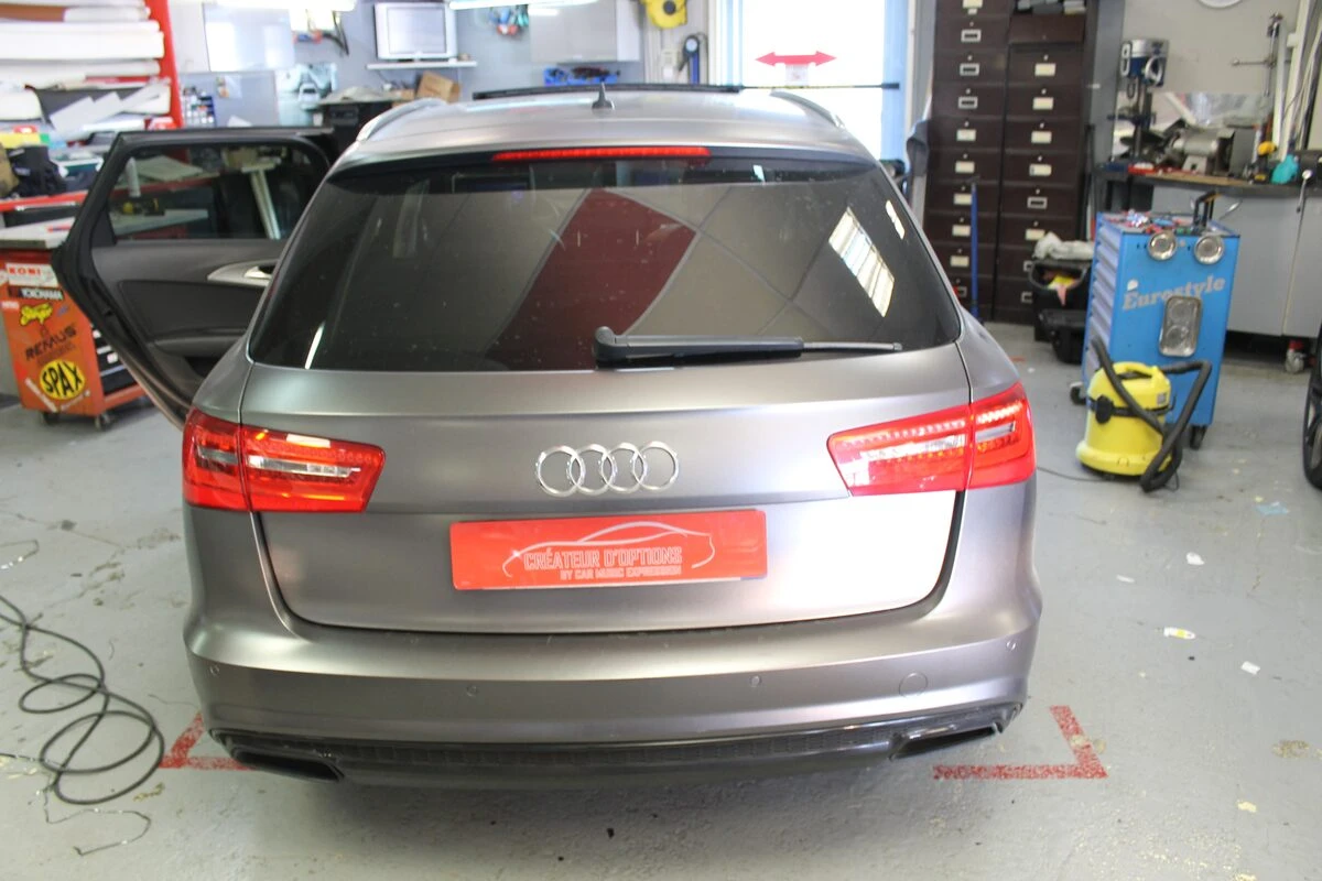 Audi Avant : tablettes tactiles DVD aux appuie-têtes