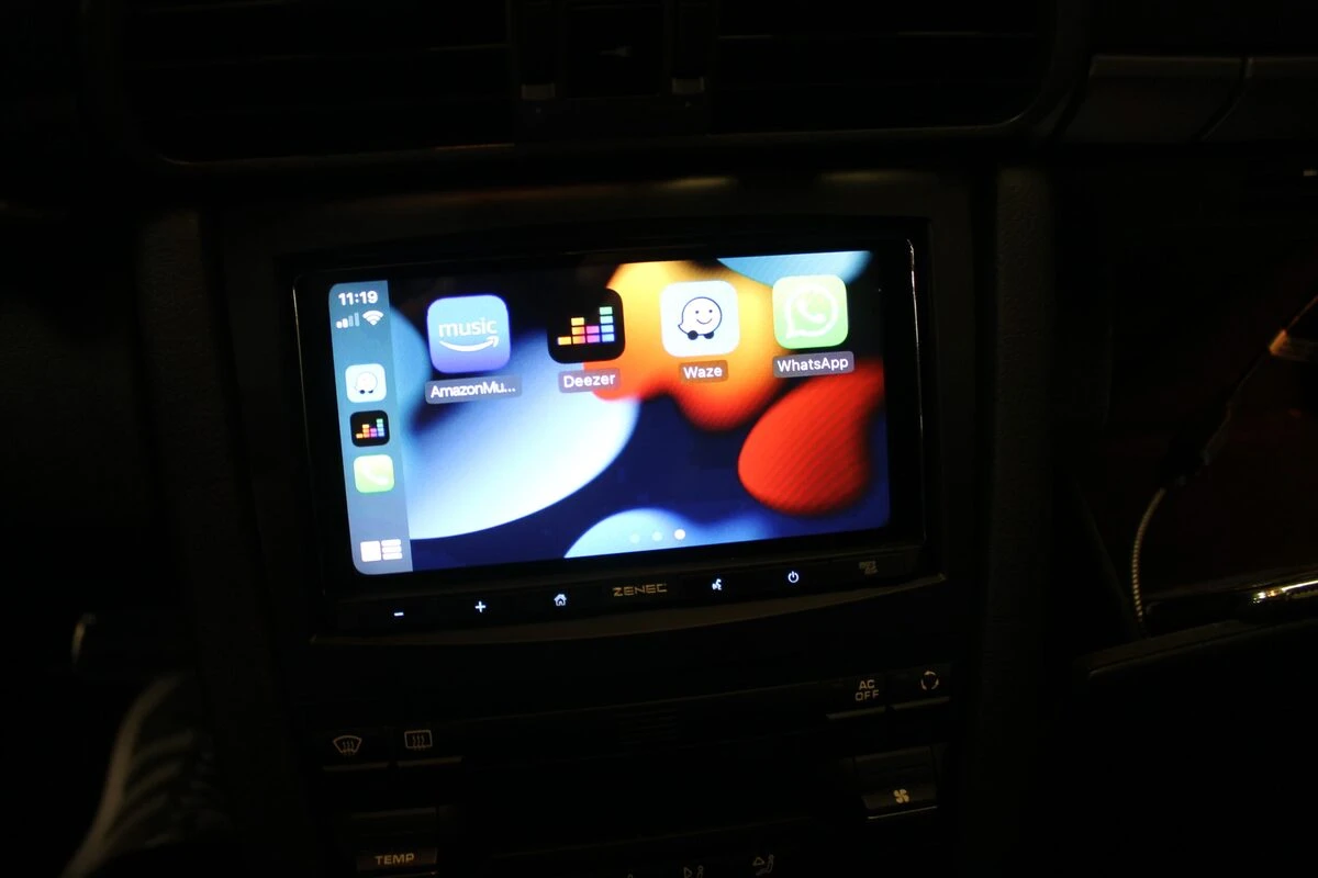 Porsche 997 Carrera : autoradio Zenec 2 DIN avec CarPlay