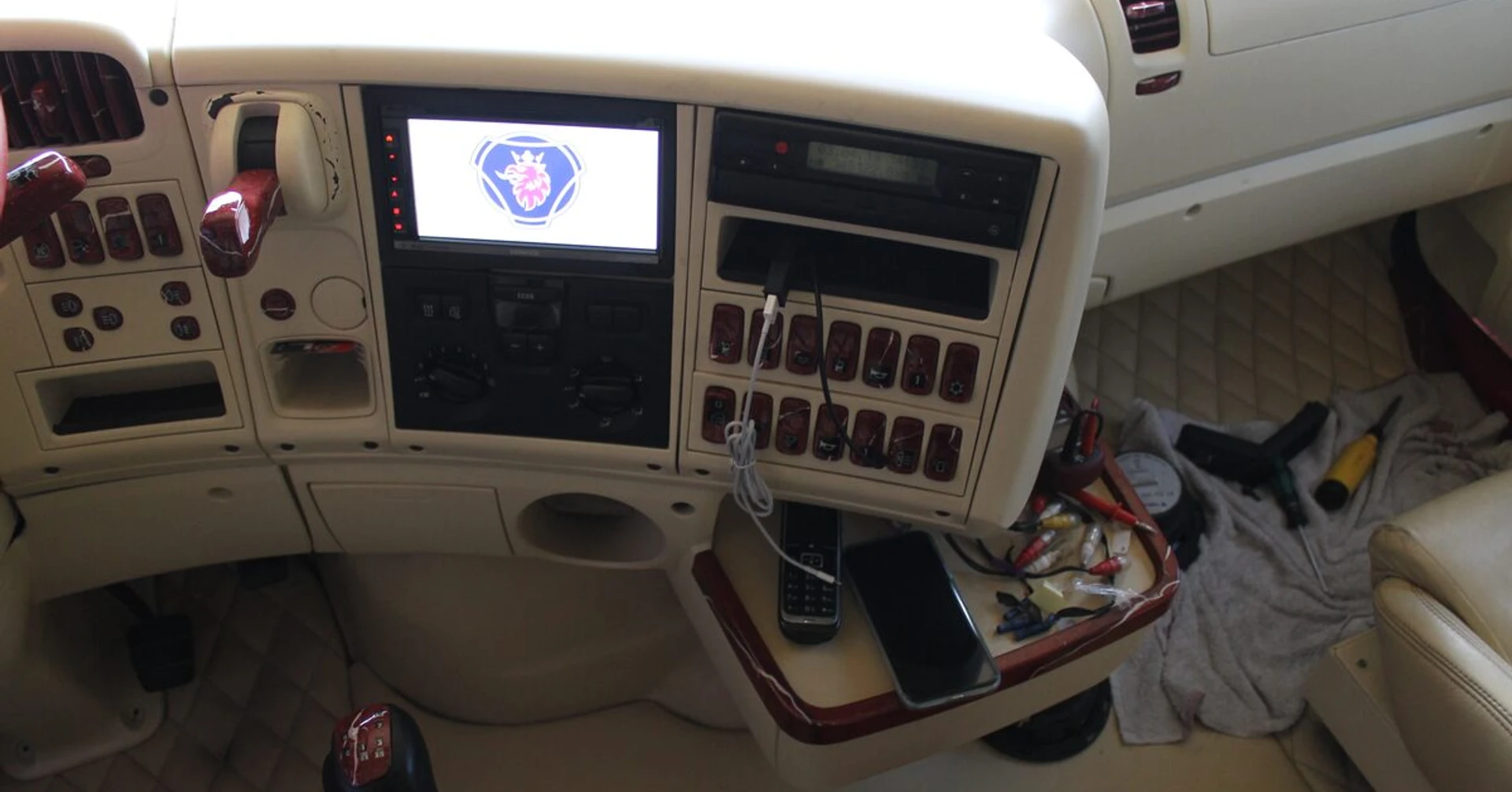 Scania : Kenwood DNX5180DAB et Rockford Fosgate T1652S