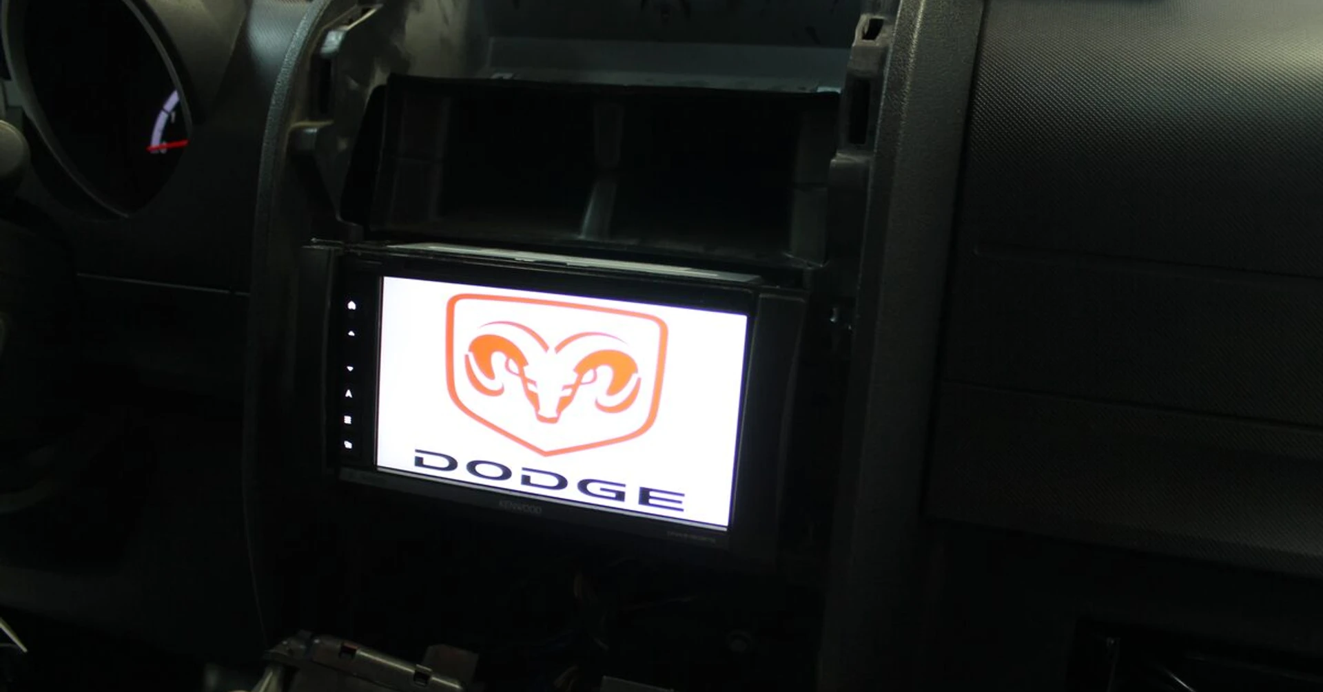 Dodge Nitro : Kenwood CarPlay et caméra d'origine reprise