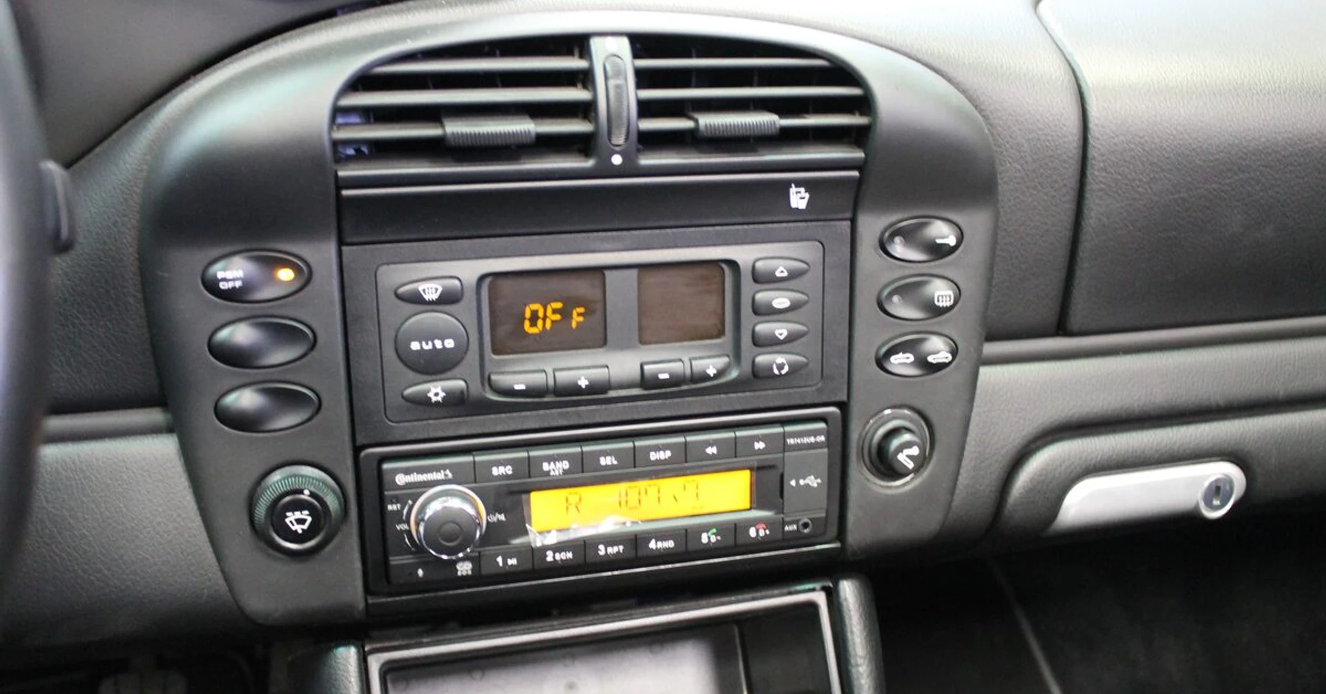 Porsche Boxster S : autoradio Continental et BLAM 100RS