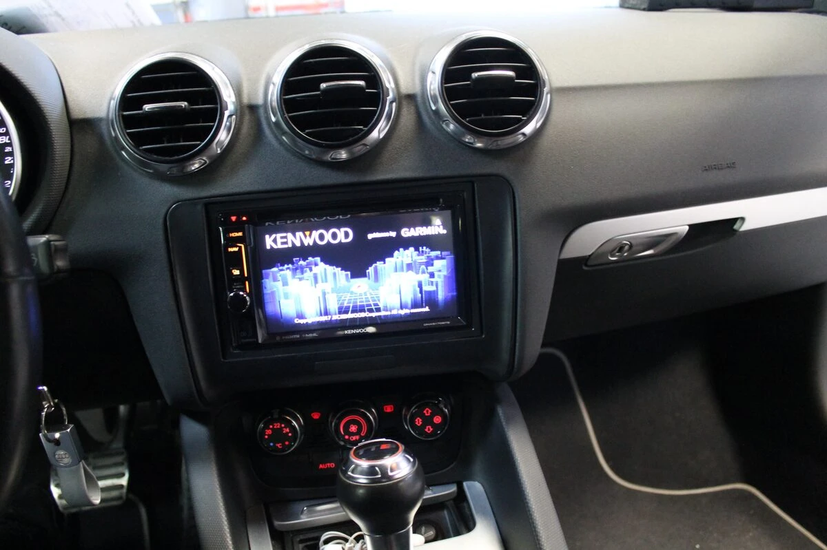 Audi TTS : autoradio GPS Kenwood avec Spotify, USB et Bluetooth