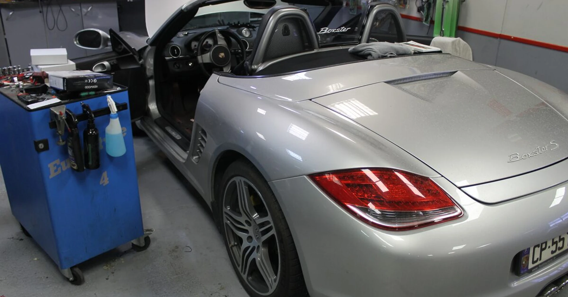 Porsche Boxster : Kenwood CarPlay et caisson Bose amplifié