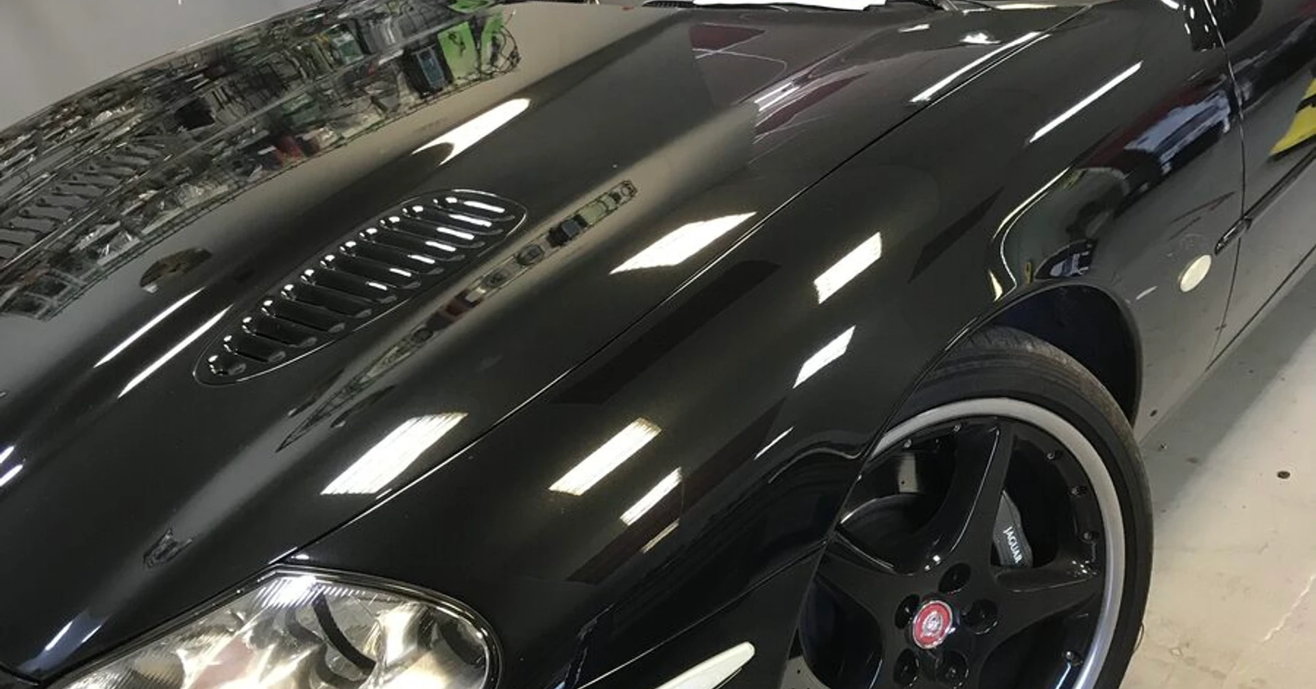 Jaguar XKR : audio avec commandes au volant et Bluetooth