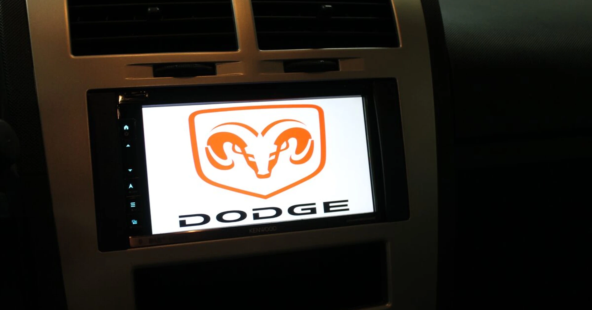 Dodge Caliber : Kenwood DNX5190DAB et caméra de recul