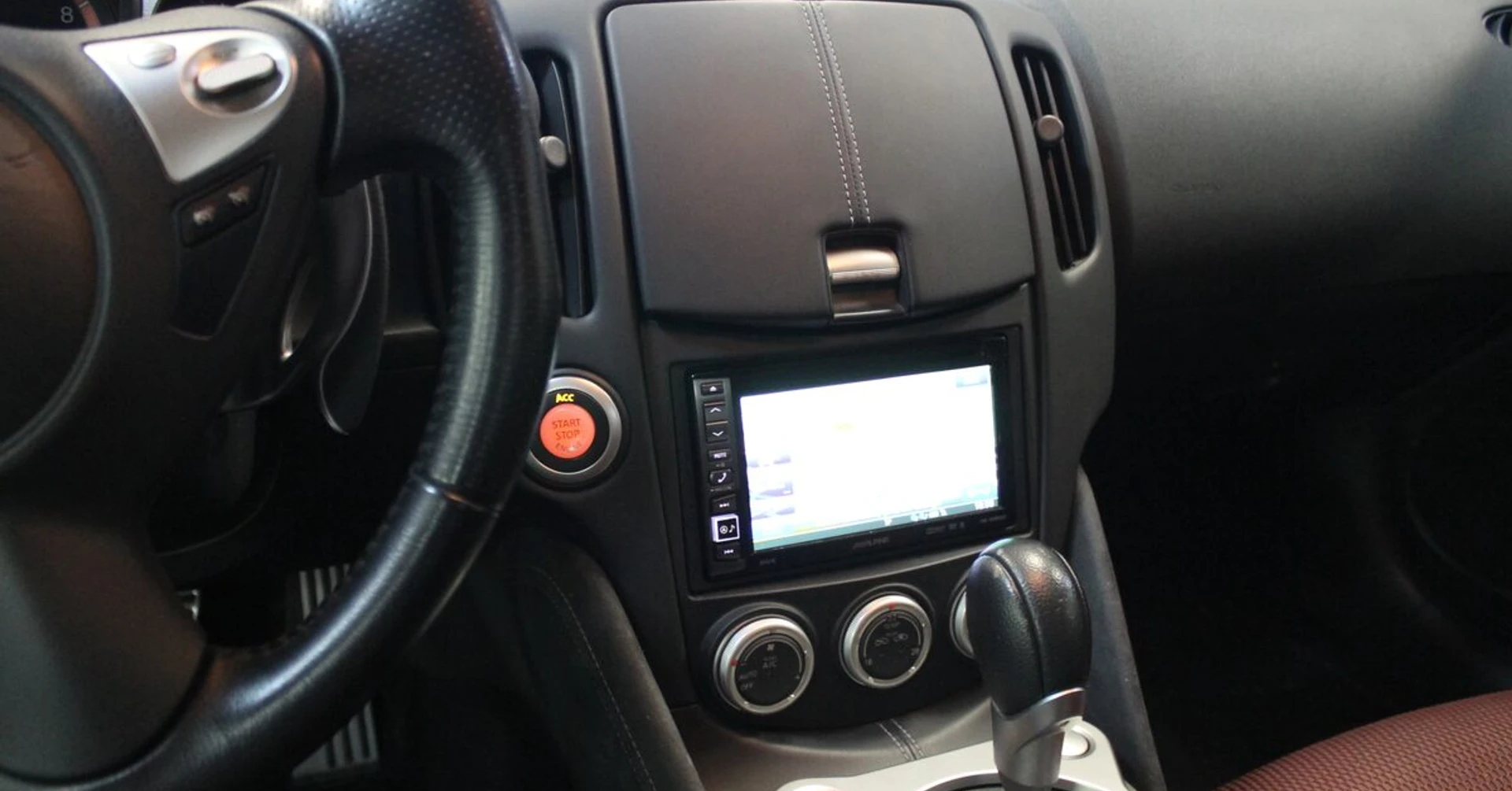 Nissan 370Z : GPS Alpine, caméra de recul et volant