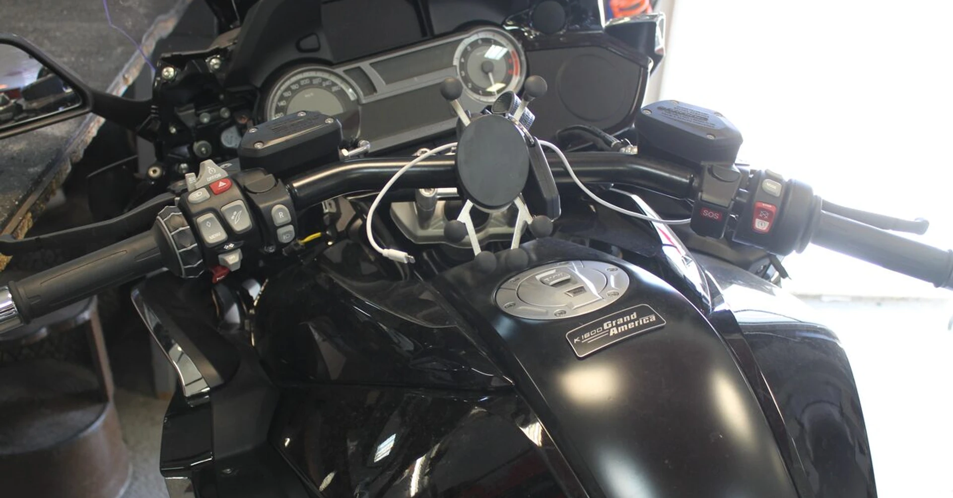 Moto BMW K1600 : sono améliorée en Rockford Fosgate