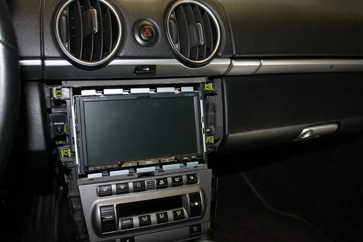 Porsche Boxster S : autoradio GPS Alpine avec navigation Europe et radars
