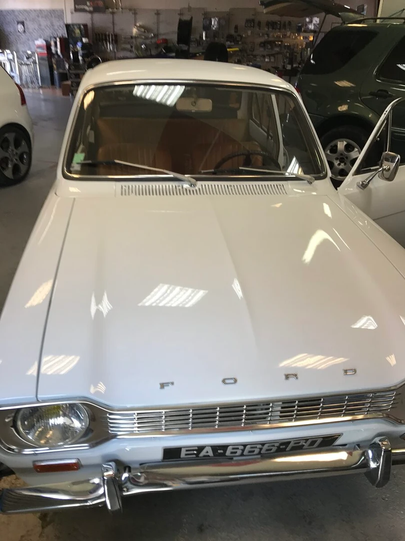 Ford Escort Mk1 : autoradio rétro et haut-parleurs Rockford Fosgate