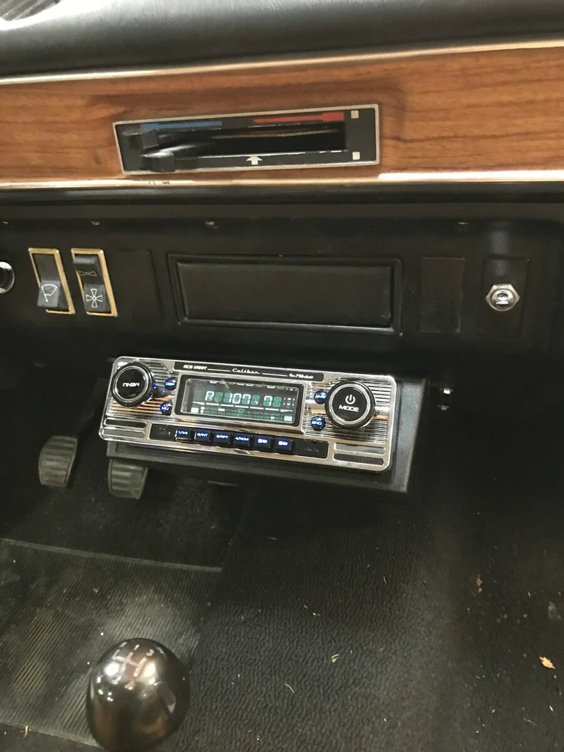 Ford Escort Mk1 : autoradio rétro et haut-parleurs Rockford Fosgate