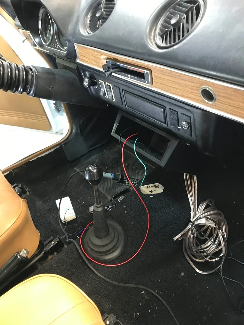 Ford Escort Mk1 : autoradio rétro et haut-parleurs Rockford Fosgate