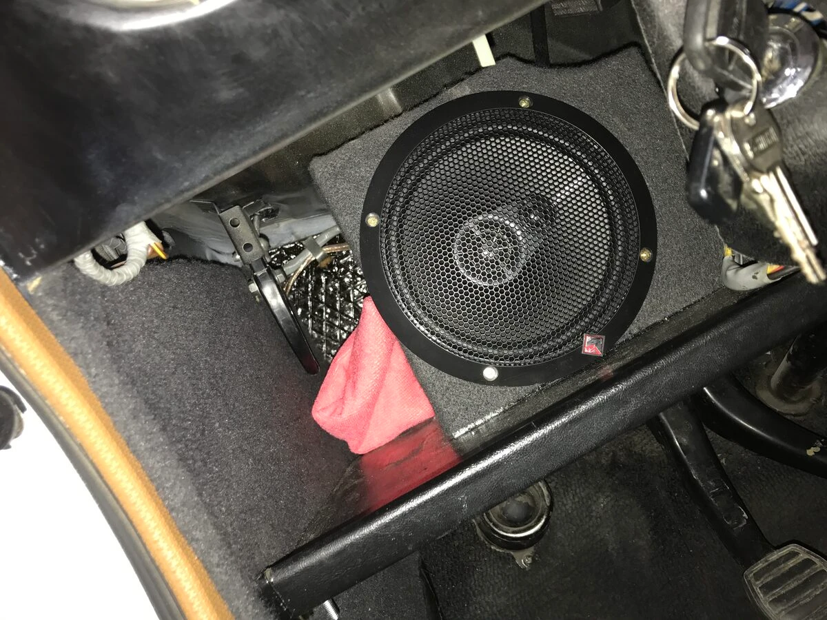 Ford Escort Mk1 : autoradio rétro et haut-parleurs Rockford Fosgate