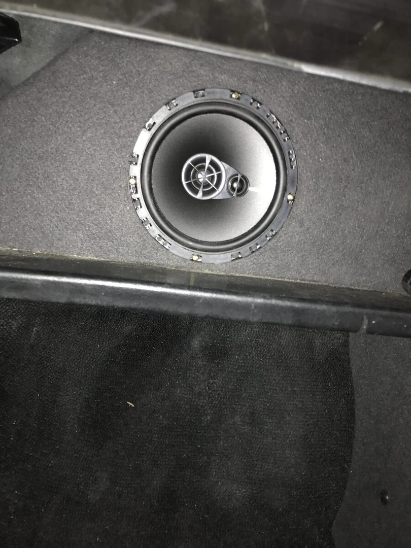 Ford Escort Mk1 : autoradio rétro et haut-parleurs Rockford Fosgate