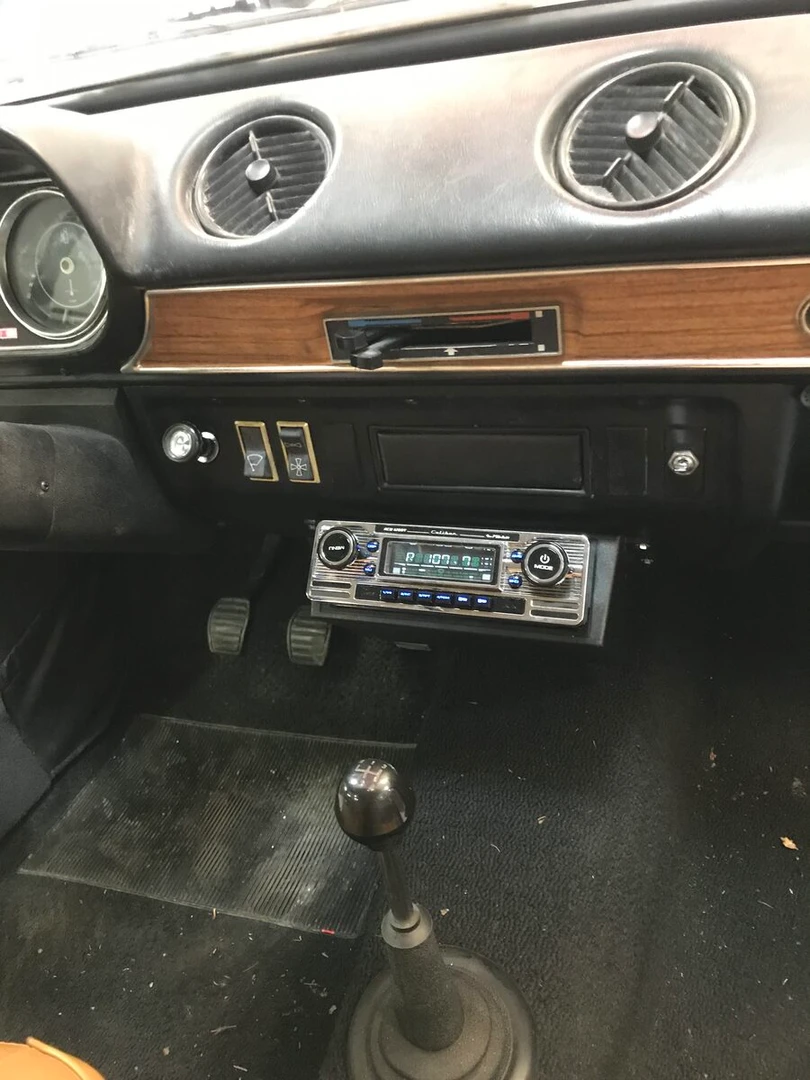 Ford Escort Mk1 : autoradio rétro et haut-parleurs Rockford Fosgate