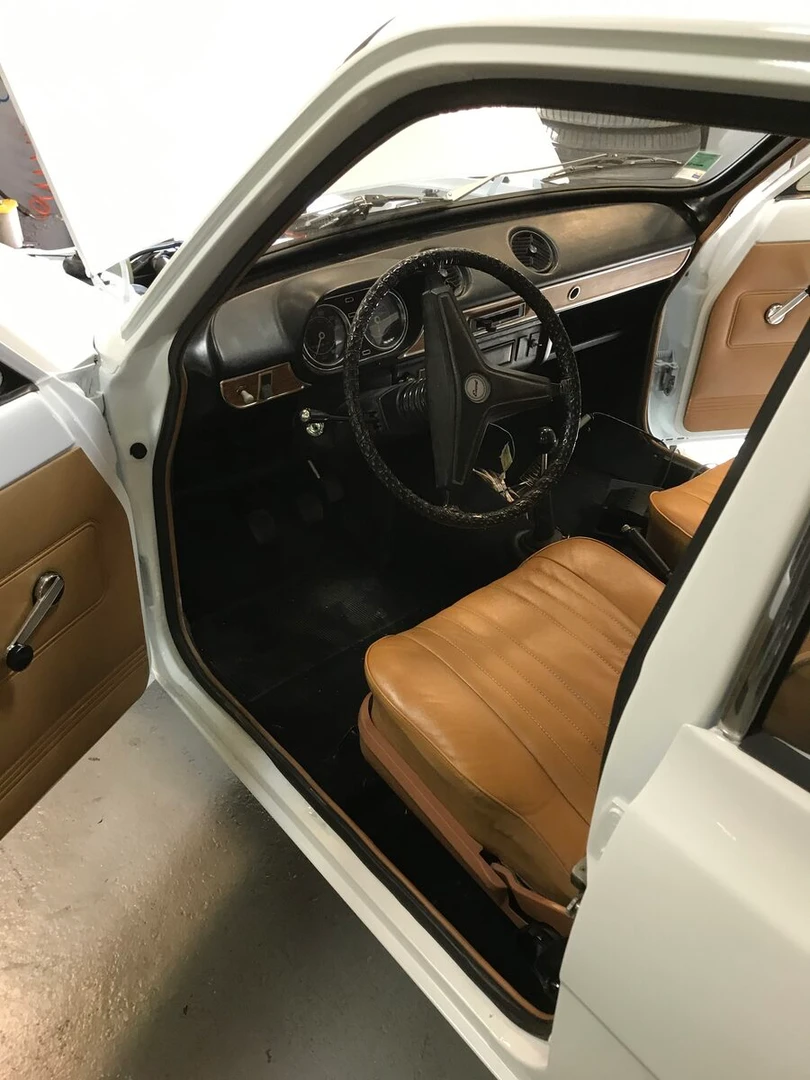 Ford Escort Mk1 : autoradio rétro et haut-parleurs Rockford Fosgate
