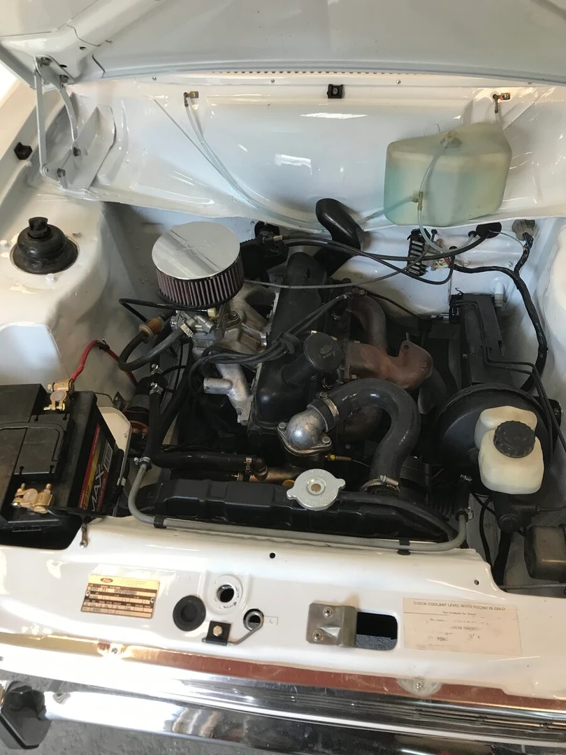 Ford Escort Mk1 : autoradio rétro et haut-parleurs Rockford Fosgate