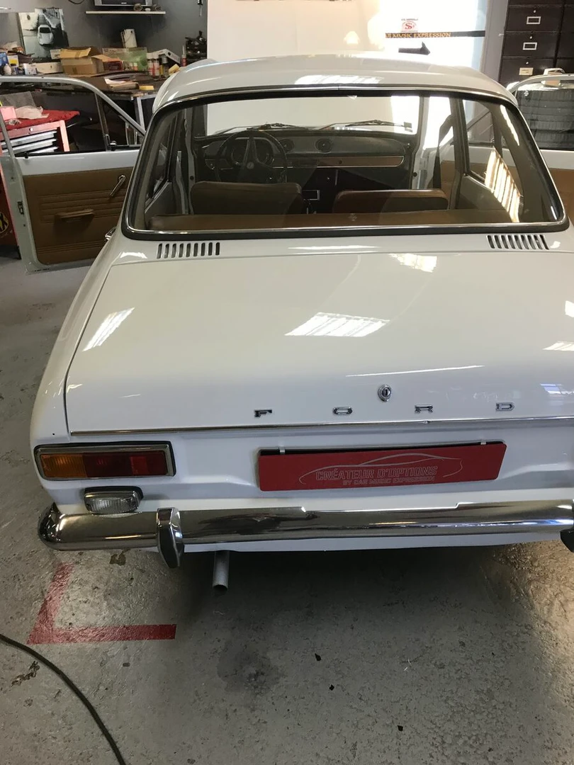 Ford Escort Mk1 : autoradio rétro et haut-parleurs Rockford Fosgate