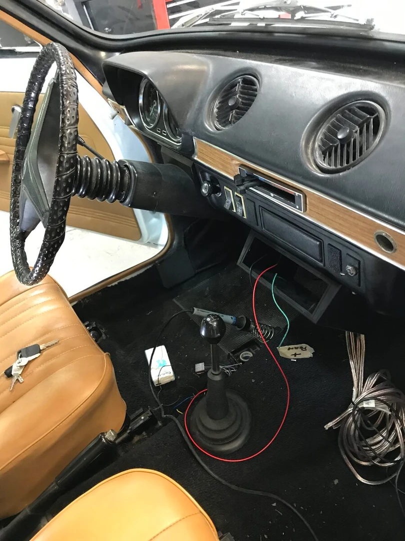 Ford Escort Mk1 : autoradio rétro et haut-parleurs Rockford Fosgate