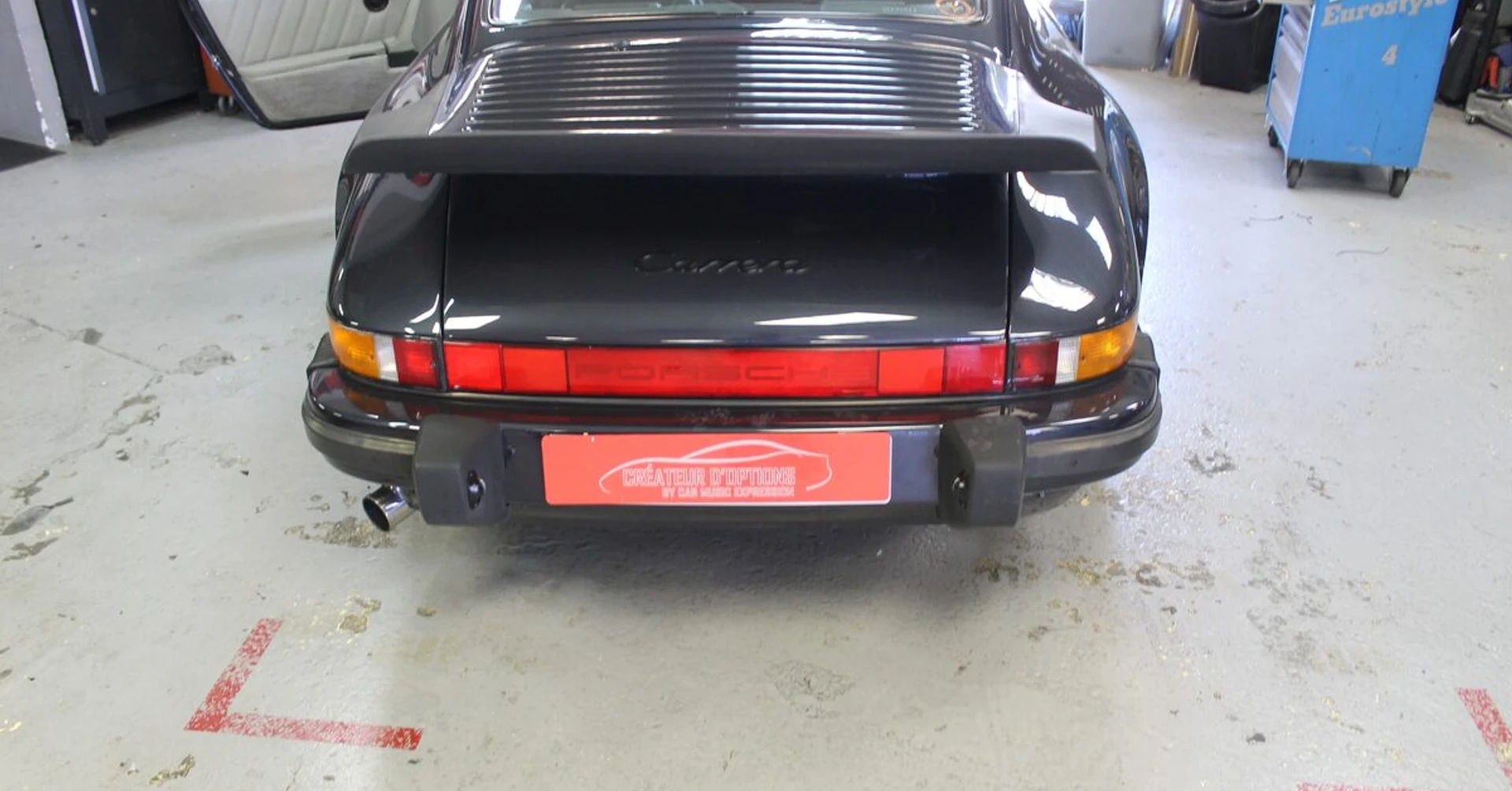 Porsche 911 3.0 : autoradio Continental au look rétro