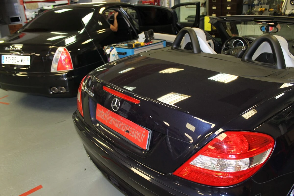 Mercedes SLK 200 : Kenwood DNX5190DAB, caméra de recul et ampli à fibre conservé