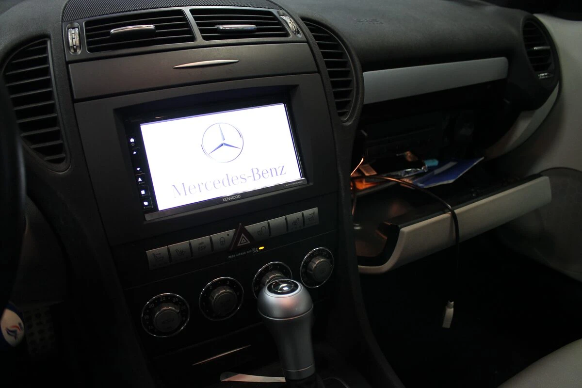 Mercedes SLK 200 : Kenwood DNX5190DAB, caméra de recul et ampli à fibre conservé