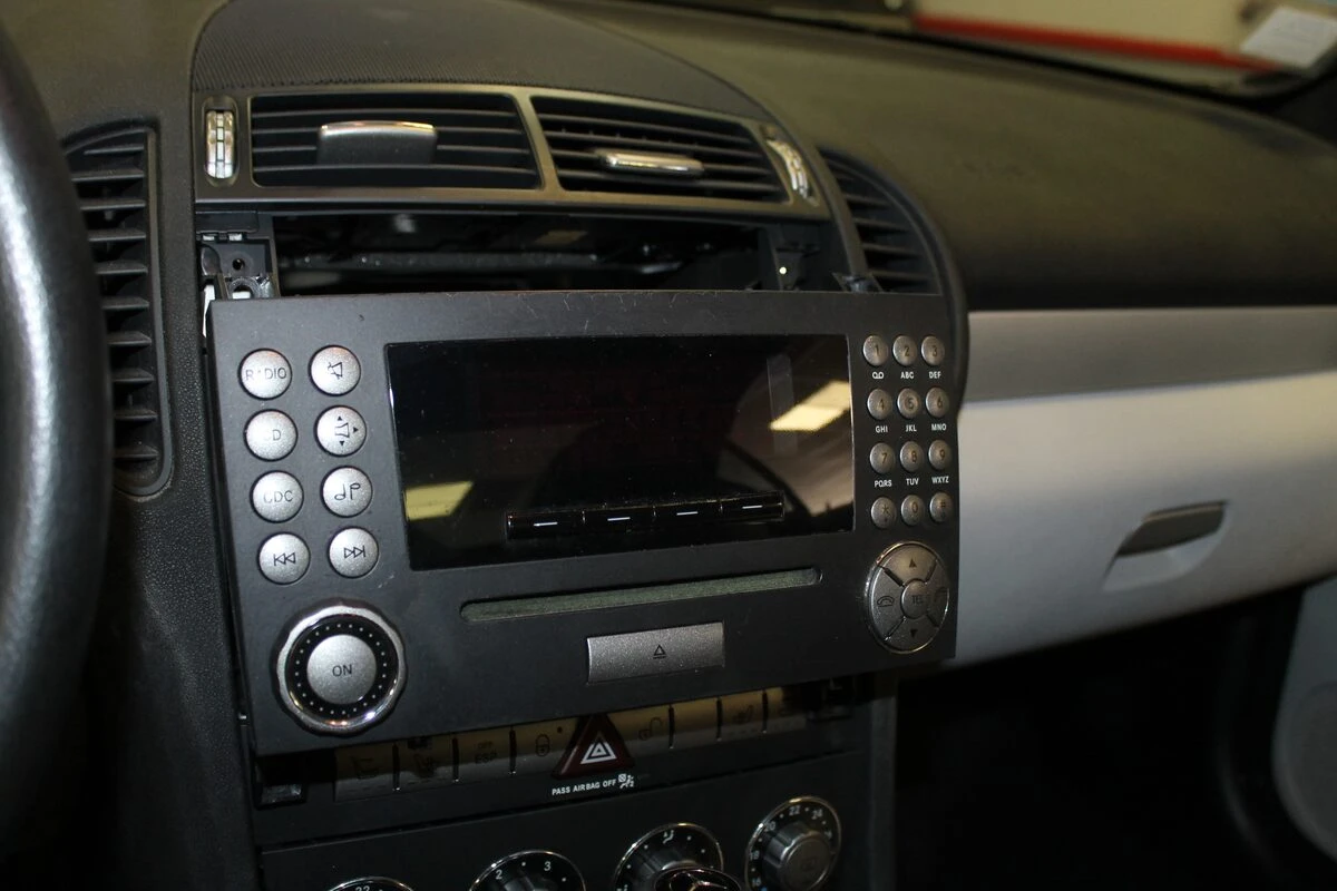 Mercedes SLK 200 : Kenwood DNX5190DAB, caméra de recul et ampli à fibre conservé