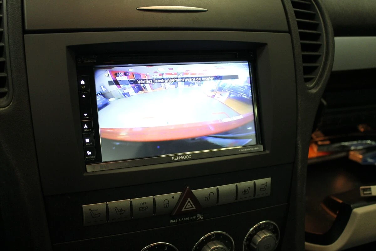 Mercedes SLK 200 : Kenwood DNX5190DAB, caméra de recul et ampli à fibre conservé