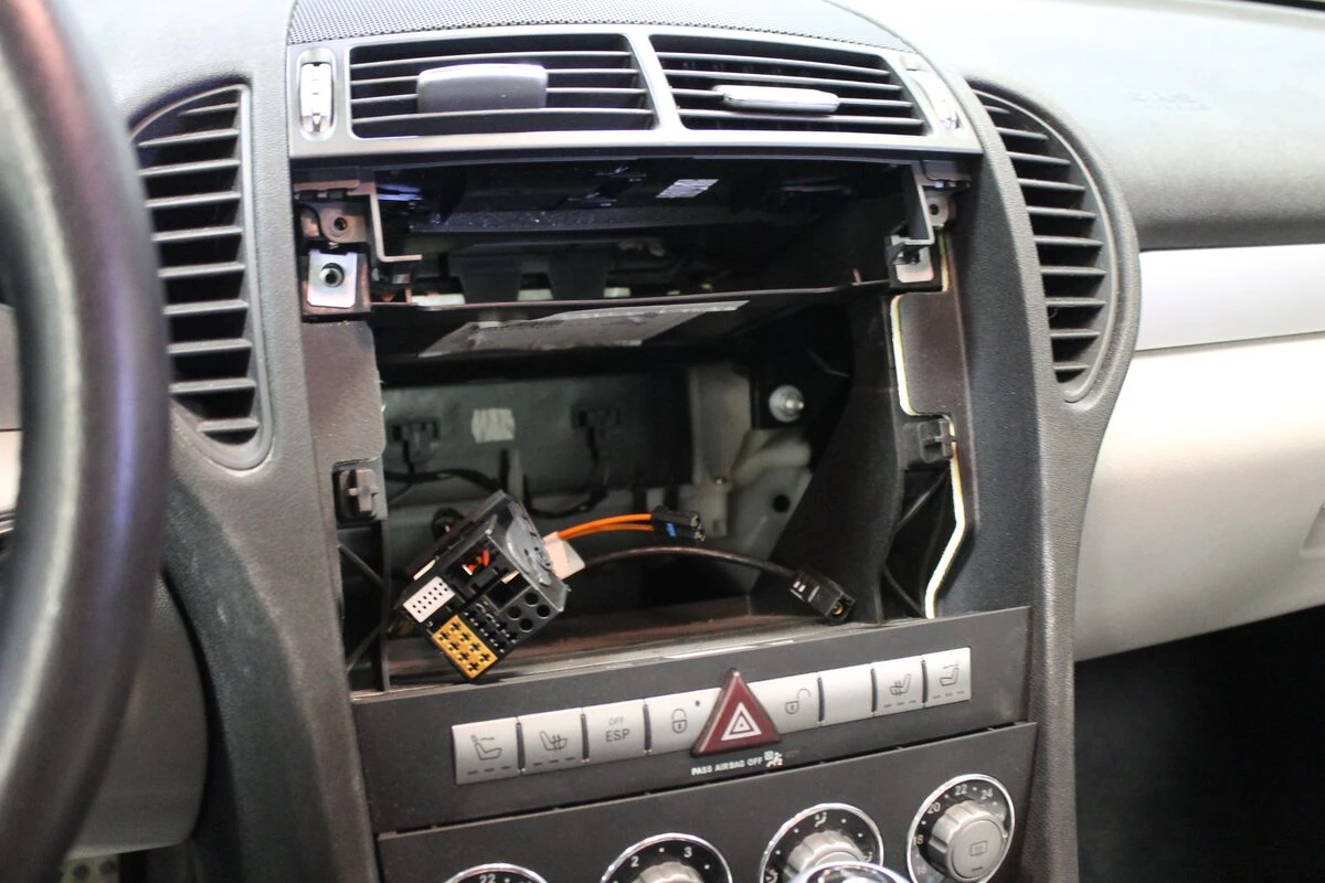 Mercedes SLK 200 : Kenwood DNX5190DAB, caméra de recul et ampli à fibre conservé