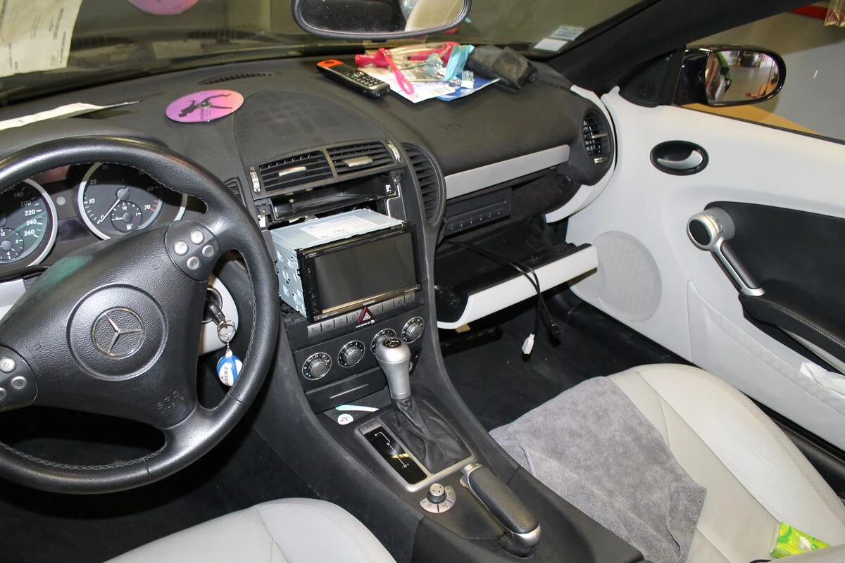 Mercedes SLK 200 : Kenwood DNX5190DAB, caméra de recul et ampli à fibre conservé