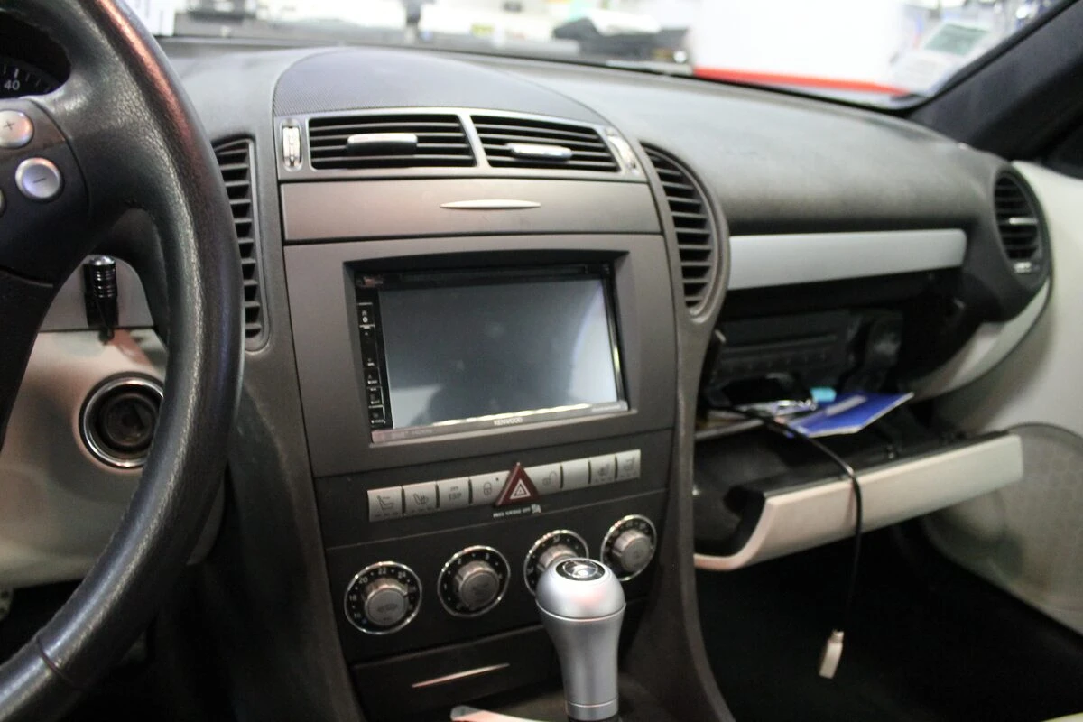 Mercedes SLK 200 : Kenwood DNX5190DAB, caméra de recul et ampli à fibre conservé