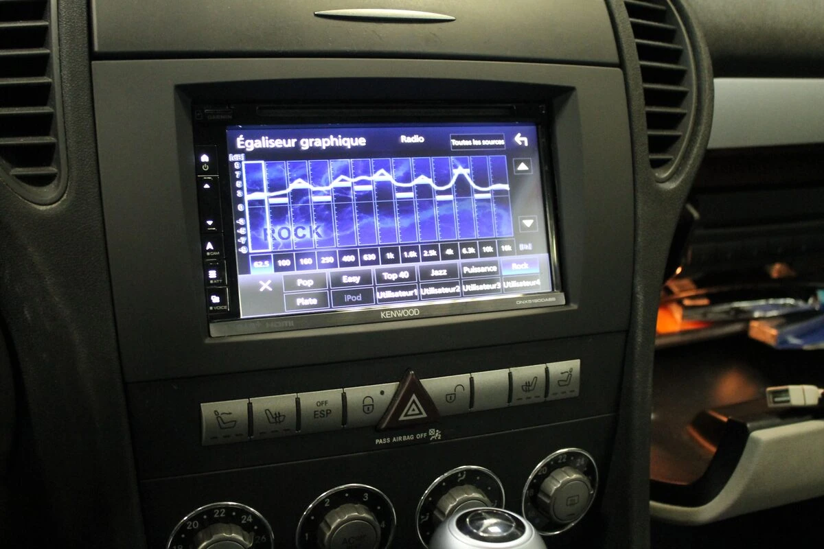 Mercedes SLK 200 : Kenwood DNX5190DAB, caméra de recul et ampli à fibre conservé