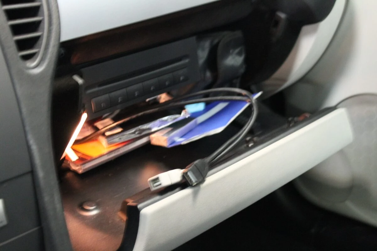 Mercedes SLK 200 : Kenwood DNX5190DAB, caméra de recul et ampli à fibre conservé