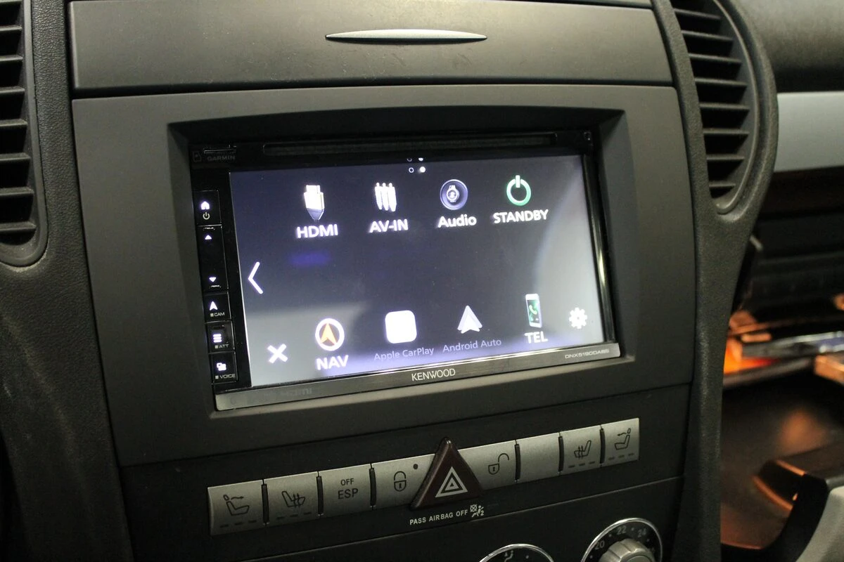 Mercedes SLK 200 : Kenwood DNX5190DAB, caméra de recul et ampli à fibre conservé