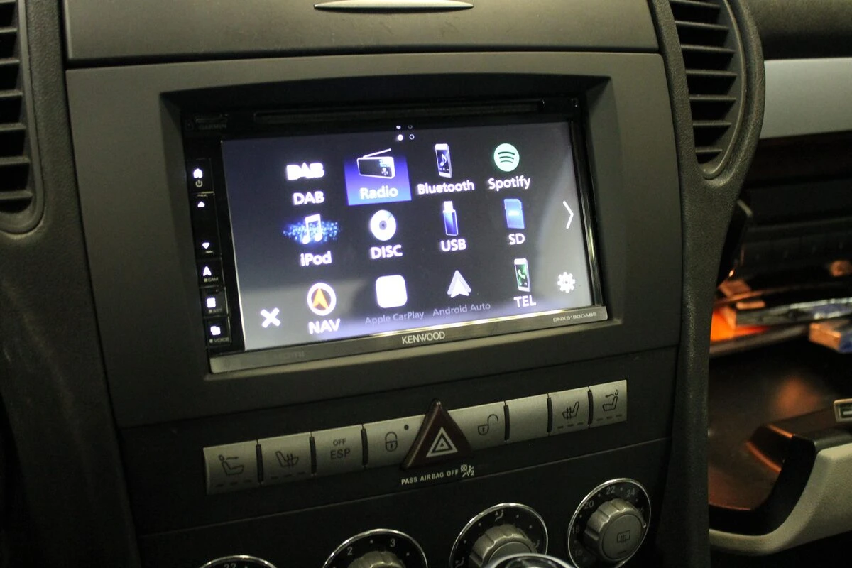 Mercedes SLK 200 : Kenwood DNX5190DAB, caméra de recul et ampli à fibre conservé