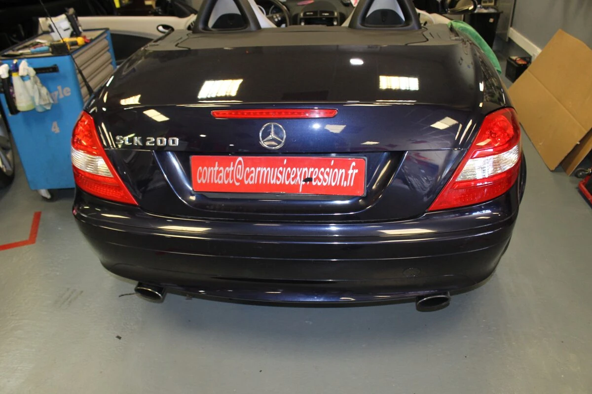 Mercedes SLK 200 : Kenwood DNX5190DAB, caméra de recul et ampli à fibre conservé