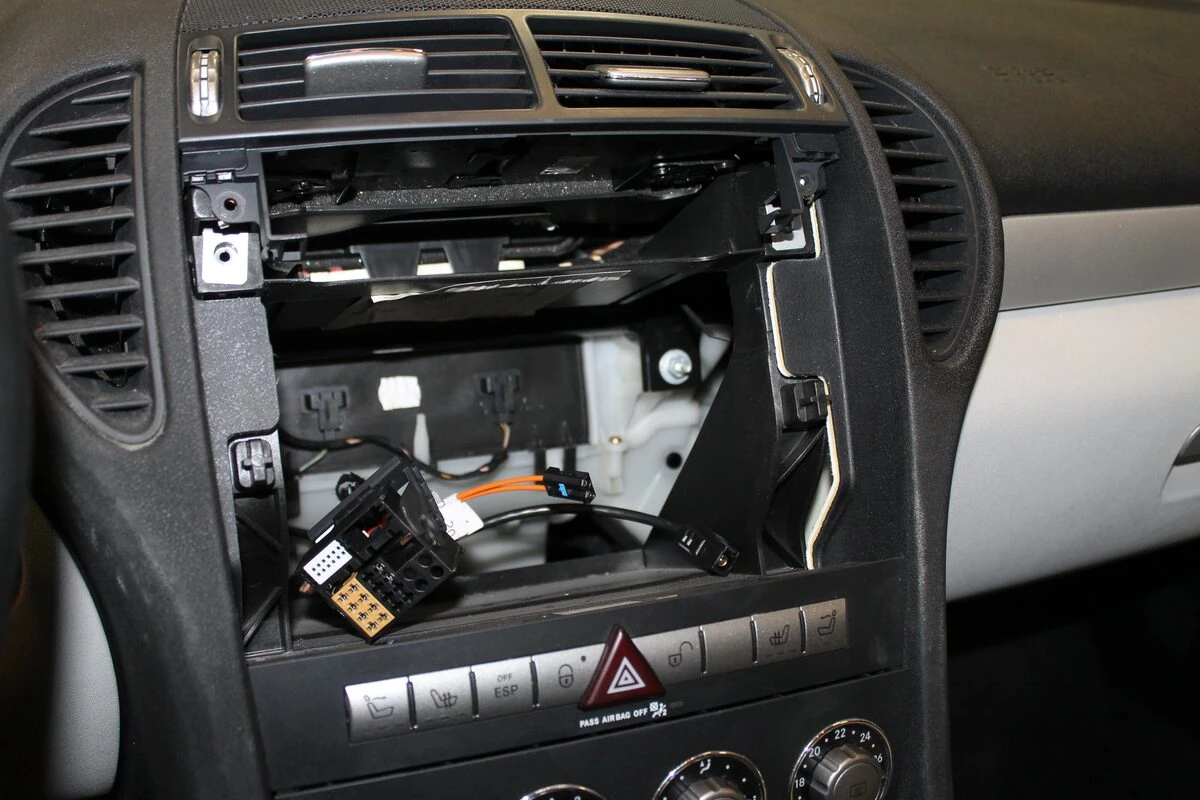 Mercedes SLK 200 : Kenwood DNX5190DAB, caméra de recul et ampli à fibre conservé