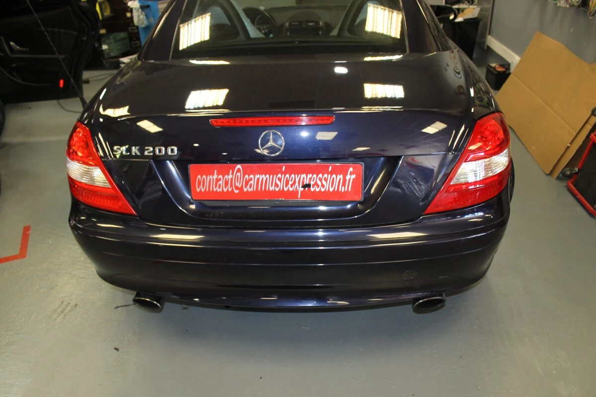 Mercedes SLK 200 : Kenwood DNX5190DAB, caméra de recul et ampli à fibre conservé