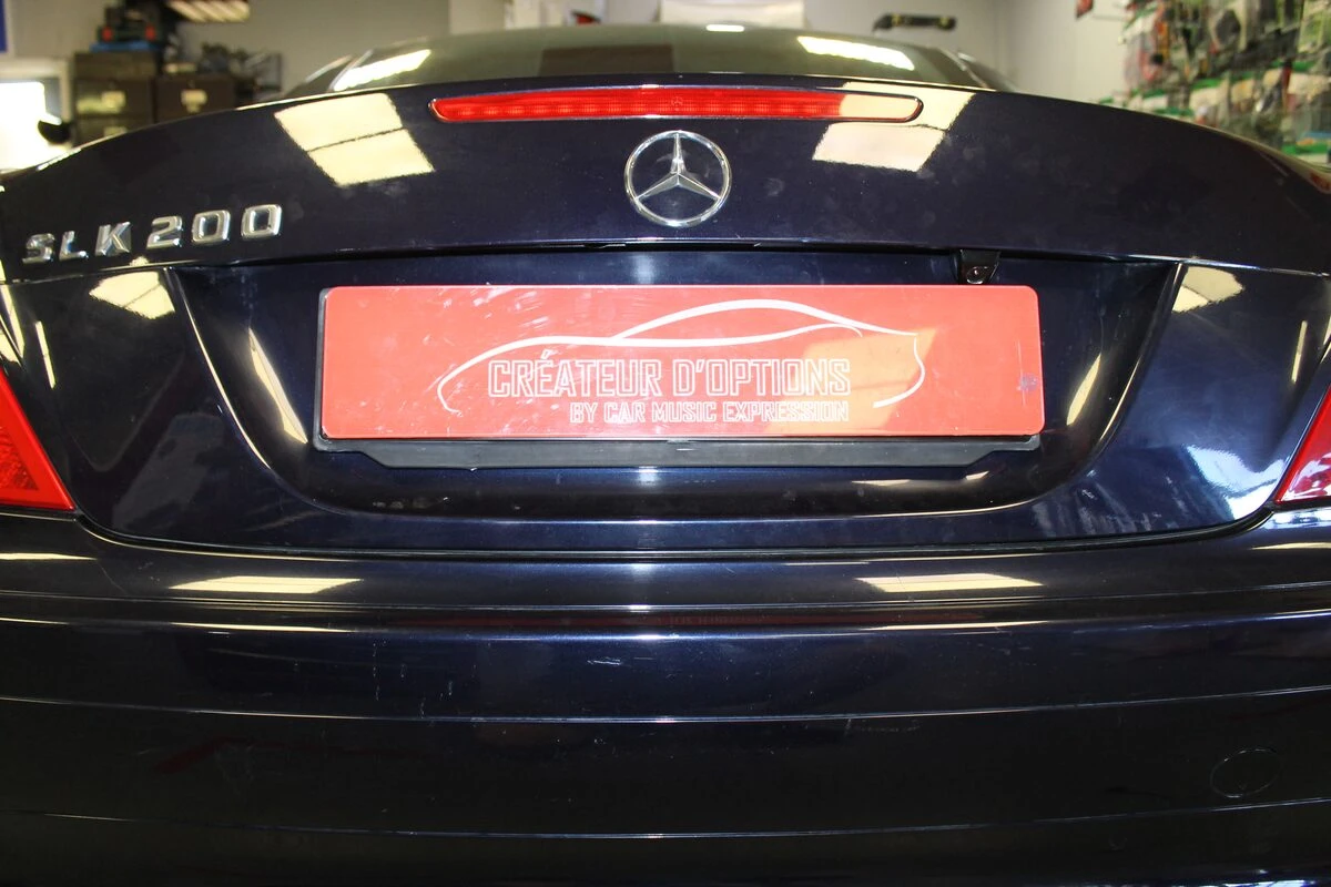 Mercedes SLK 200 : Kenwood DNX5190DAB, caméra de recul et ampli à fibre conservé