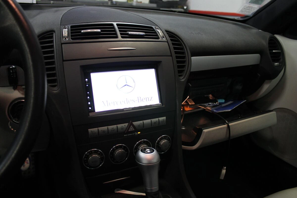 Mercedes SLK 200 : Kenwood DNX5190DAB, caméra de recul et ampli à fibre conservé