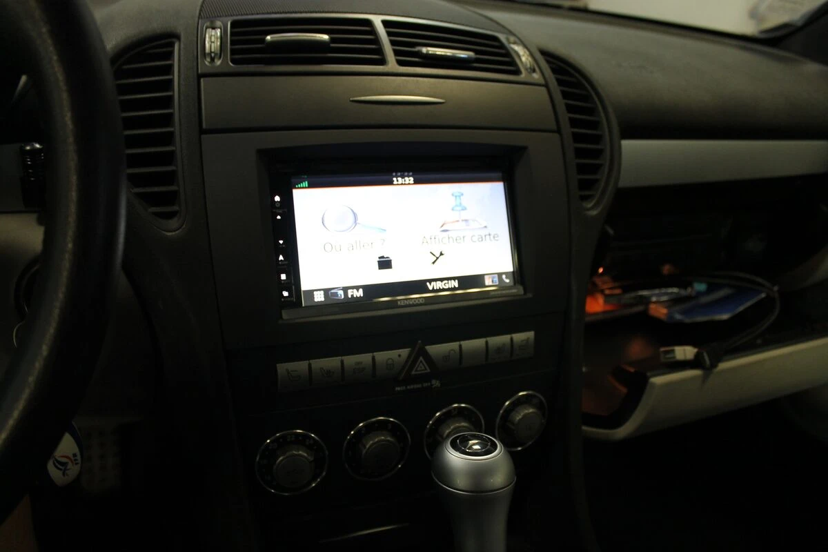 Mercedes SLK 200 : Kenwood DNX5190DAB, caméra de recul et ampli à fibre conservé