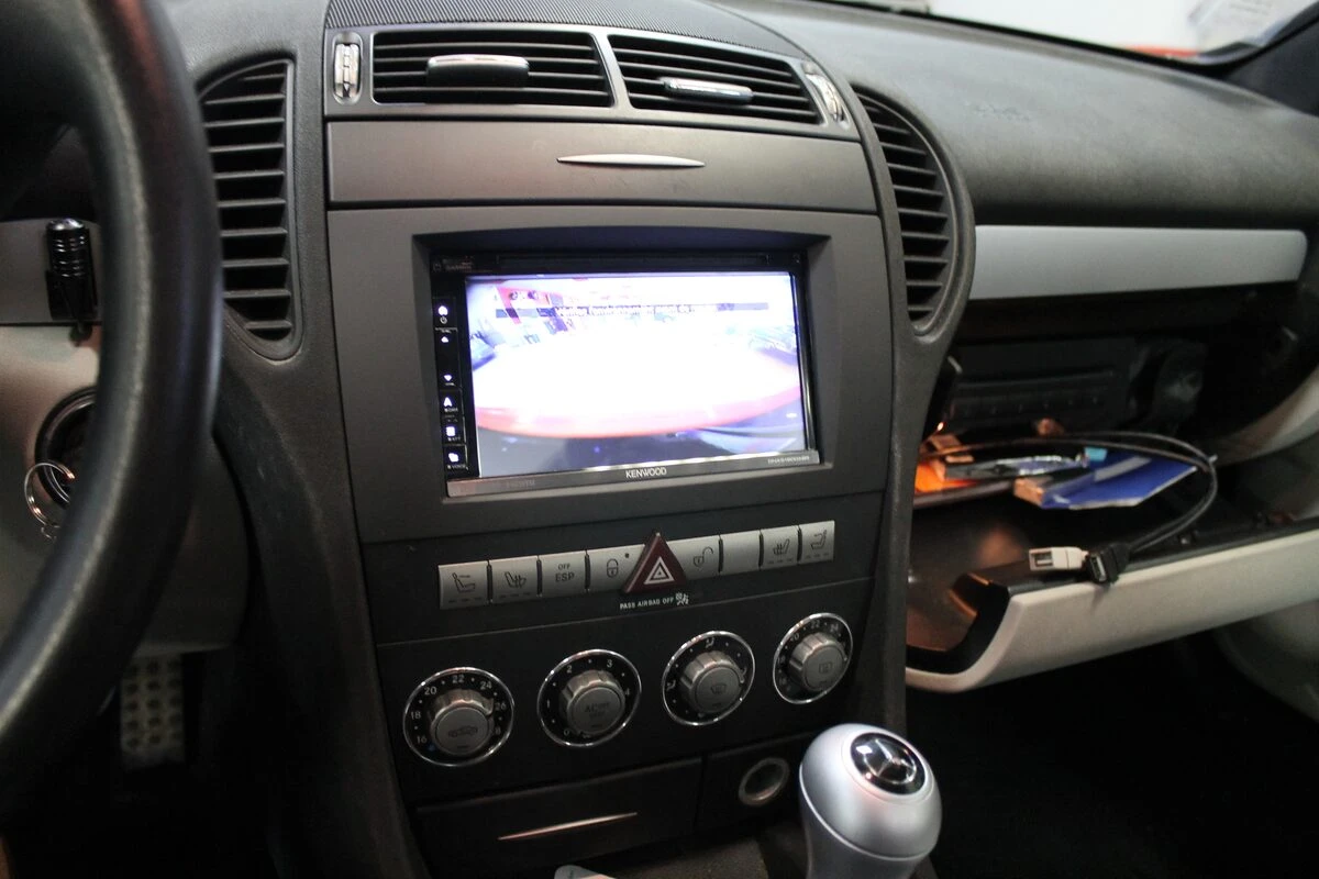 Mercedes SLK 200 : Kenwood DNX5190DAB, caméra de recul et ampli à fibre conservé