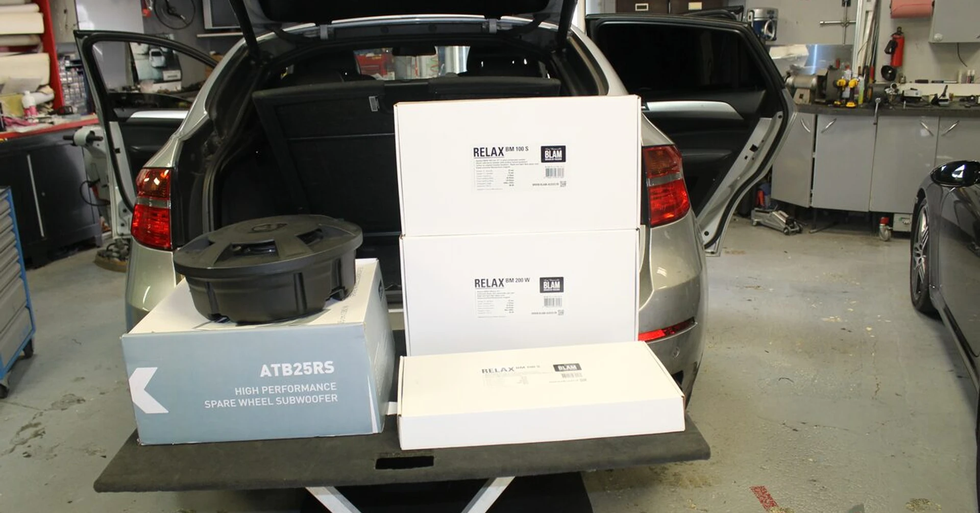 BMW X6 : son BLAM et caisson Axton en roue de secours