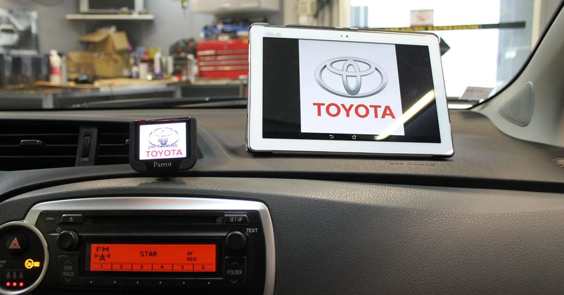 Toyota Yaris : kit mains libres Parrot, USB et Bluetooth