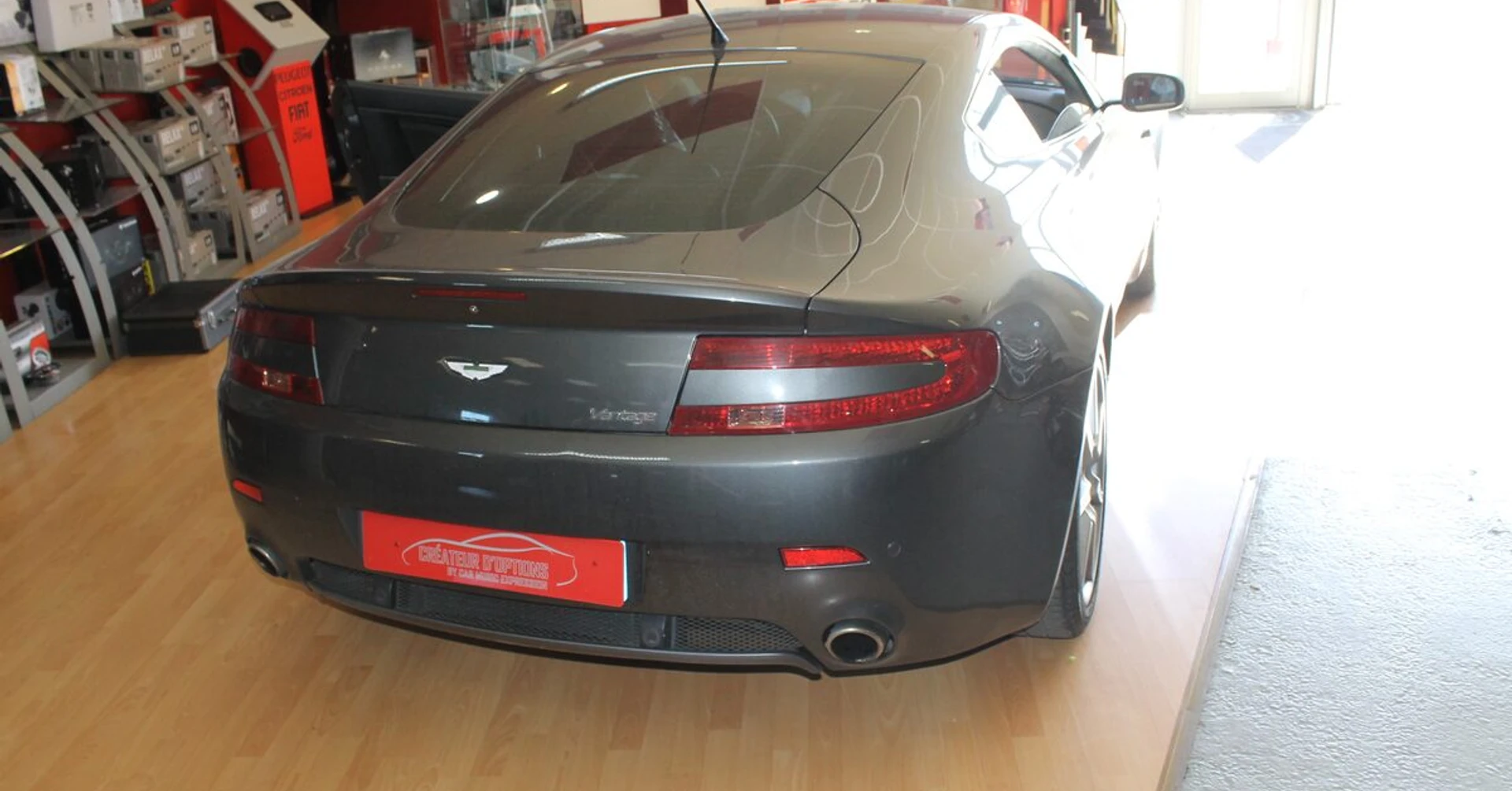 Aston Martin Vantage : réparation de l'écran escamotable