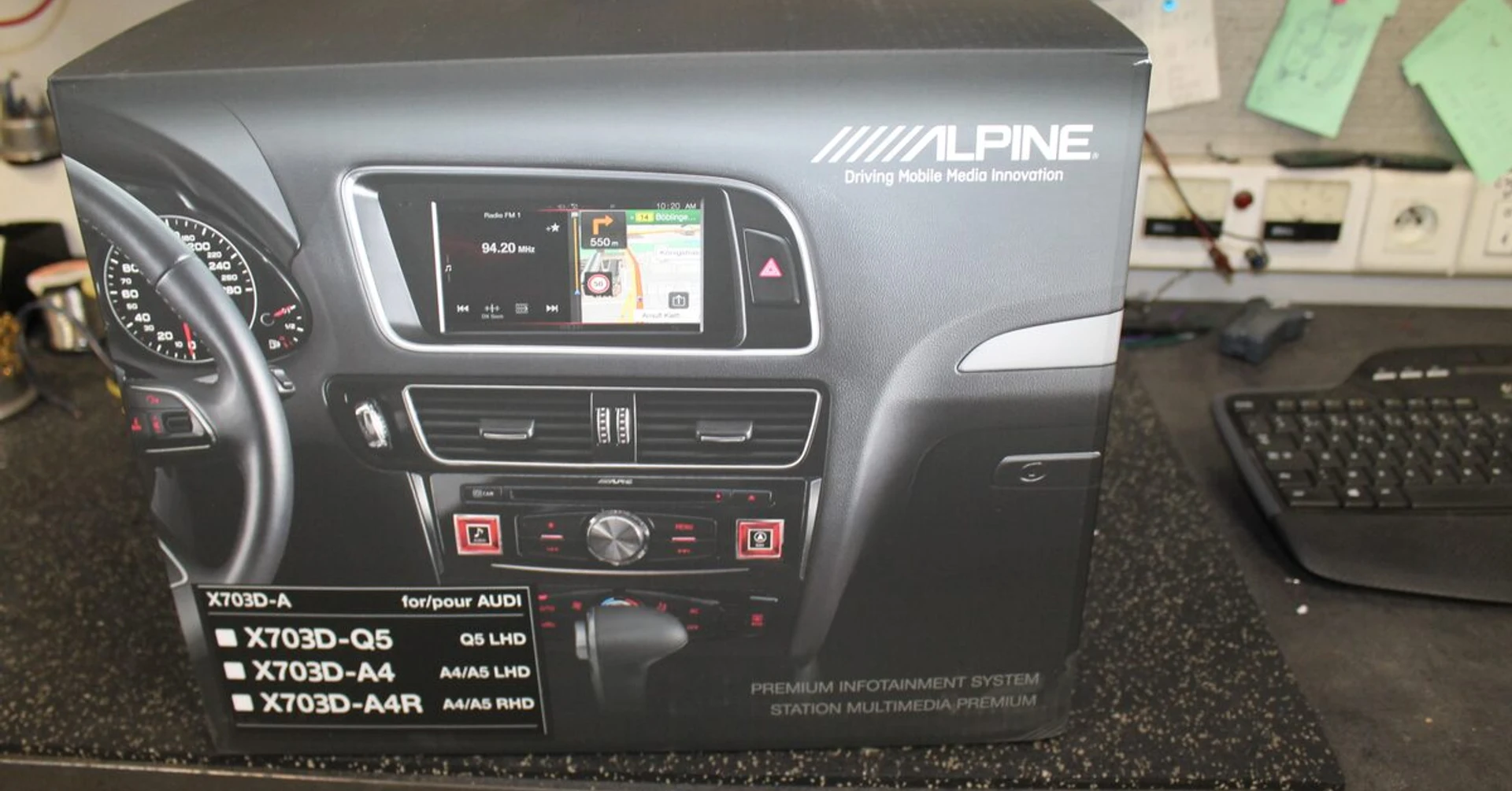 Audi RS4 : autoradio Alpine X703D-A4 et ampli Bose conservé